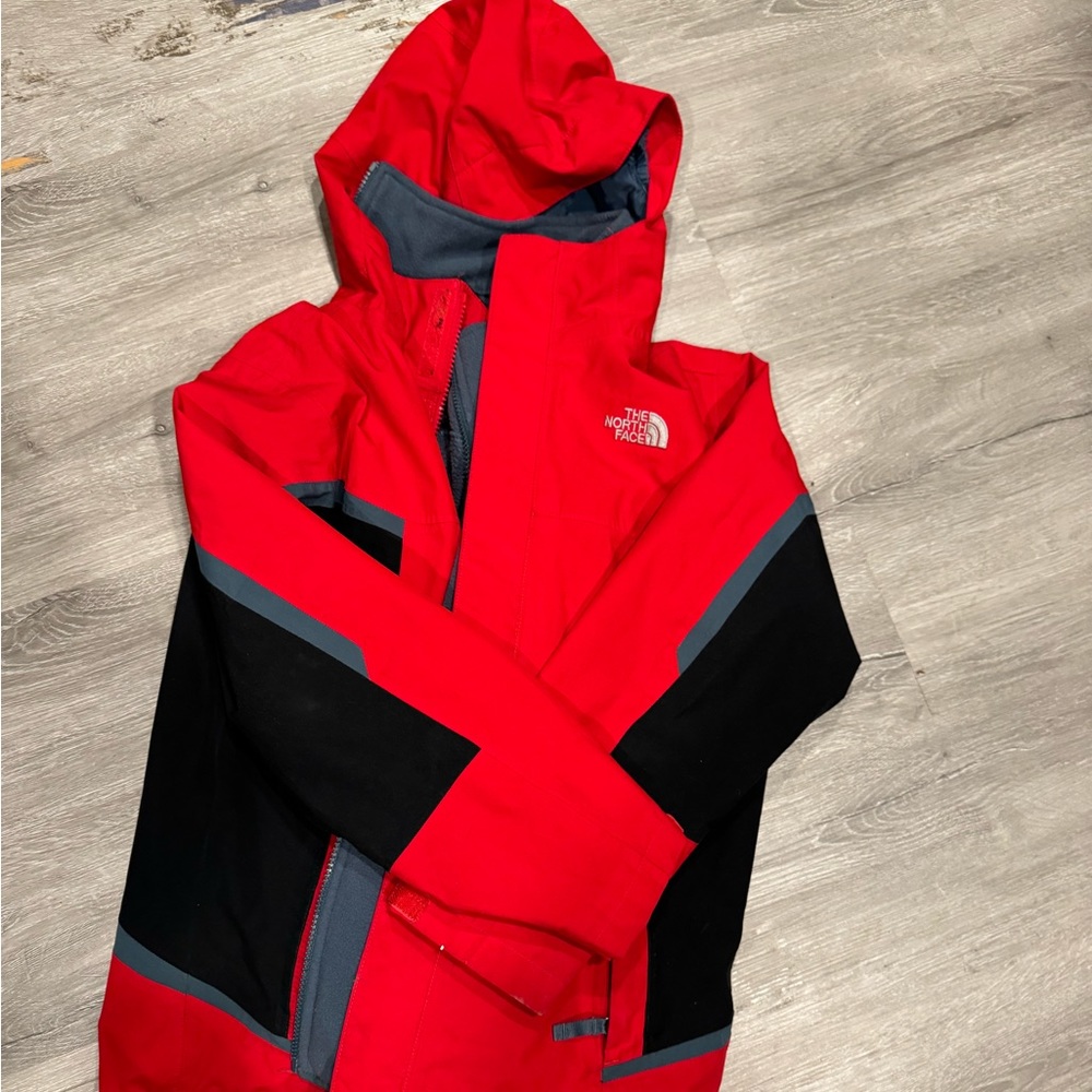 Boys north face winter jacket with removable fleece lining.
